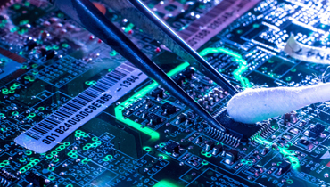 Utilizing the ultrasonic cleaner to clean the electronic device